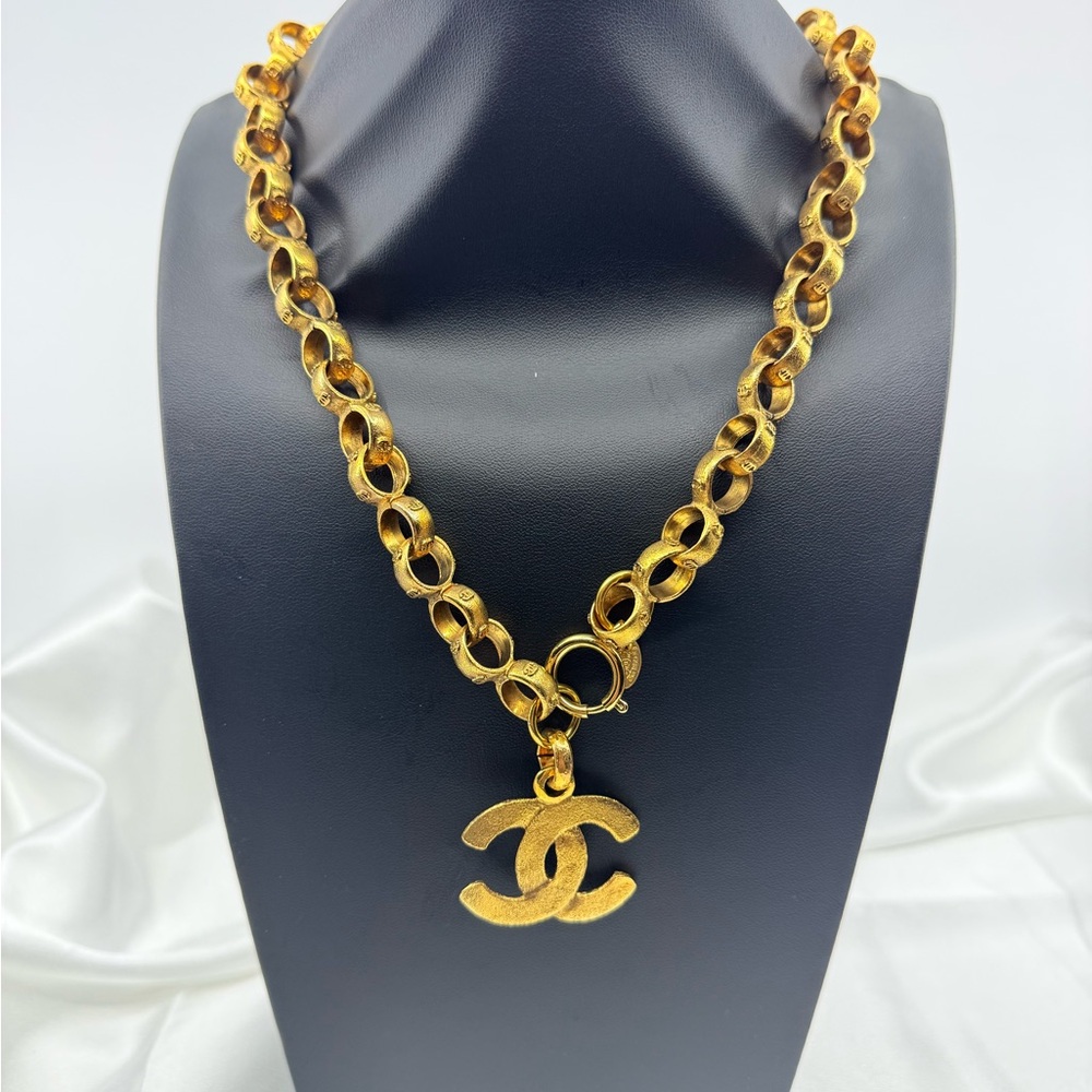 CHANEL Vintage Gold CC Chain Link Pendant Necklace - Picture 1 of 13